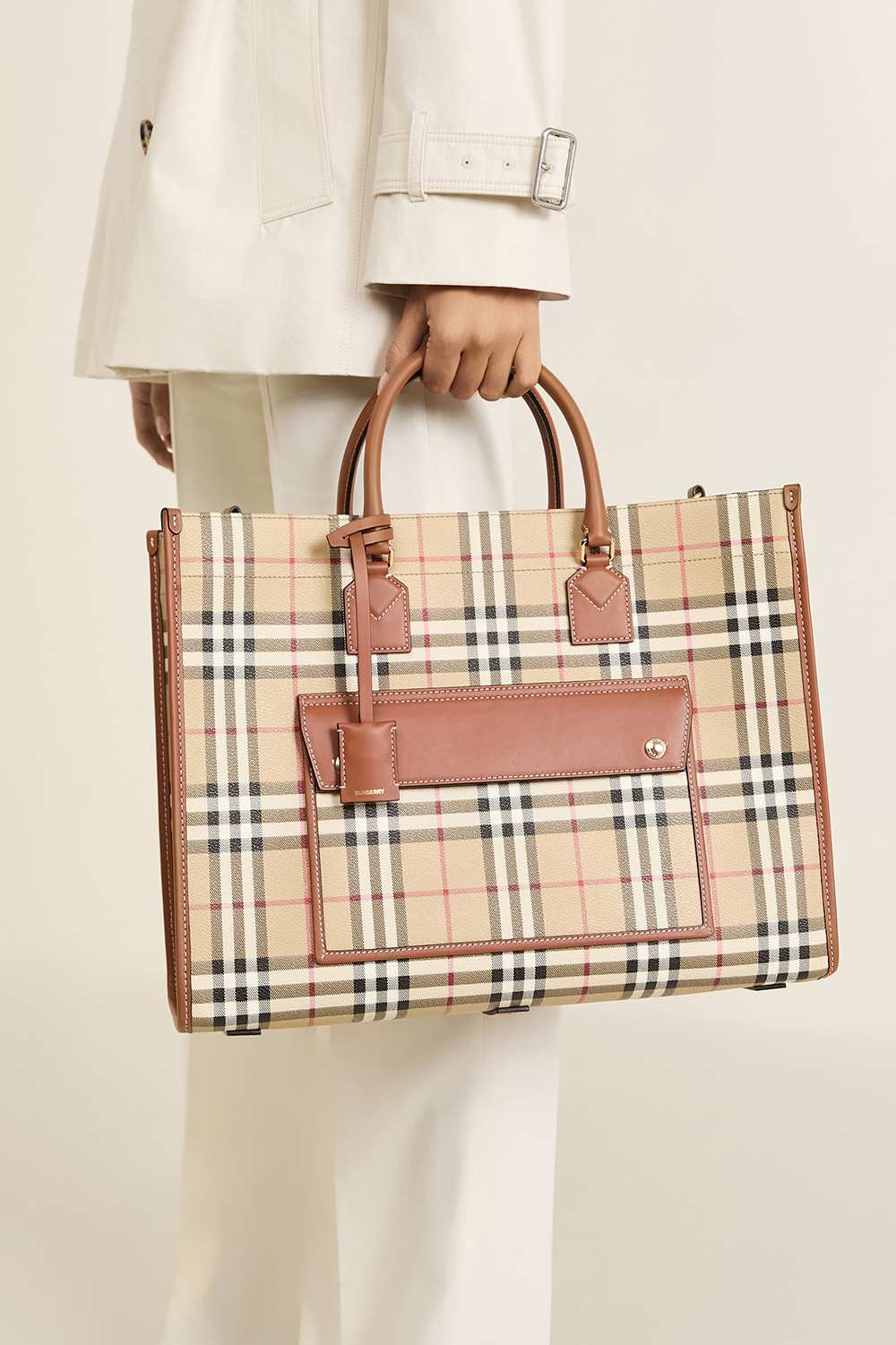 תמונת כל הלוק של תיק פרייה בגודל מדיום